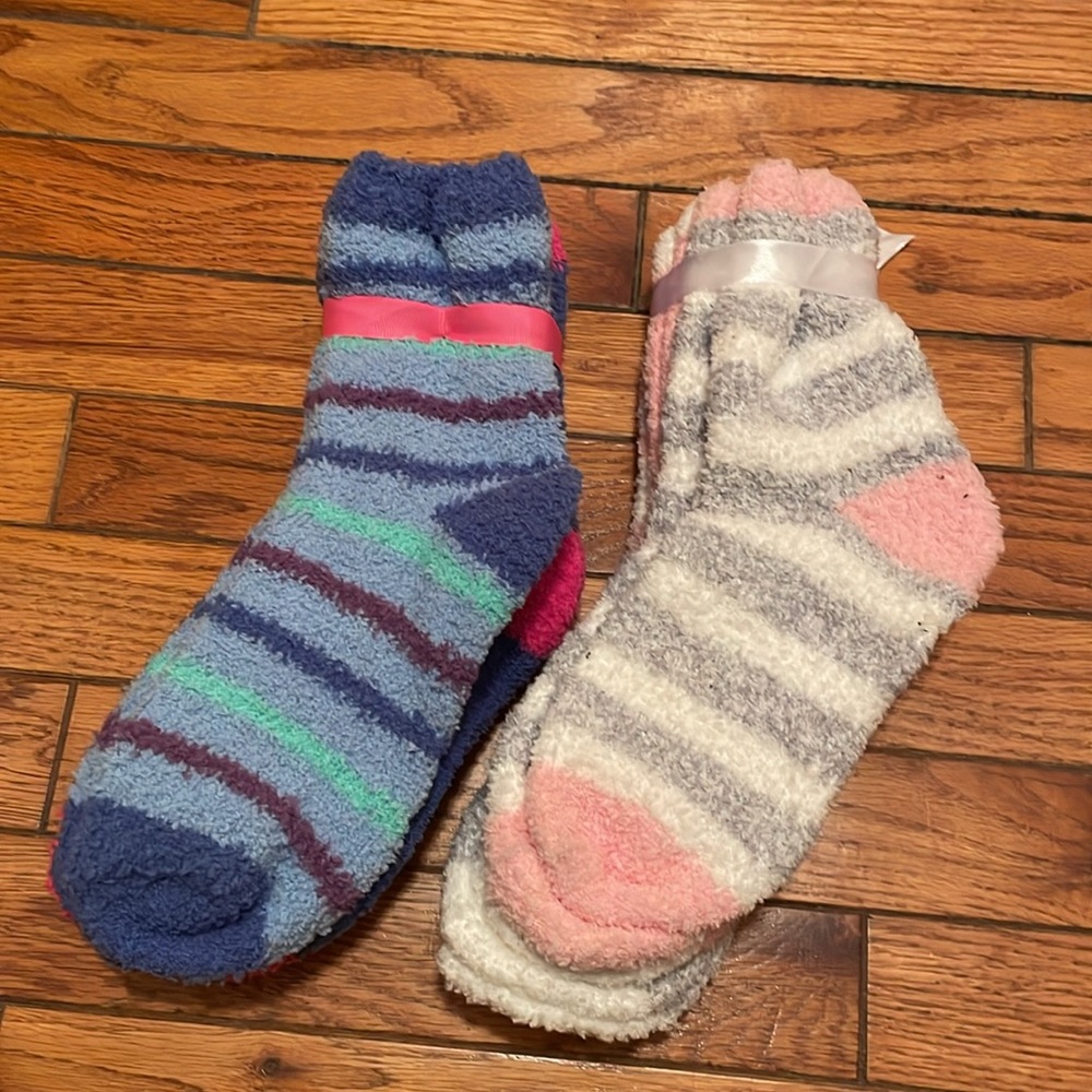 6 Pairs Fuzzy Socks - Picture 2 of 4